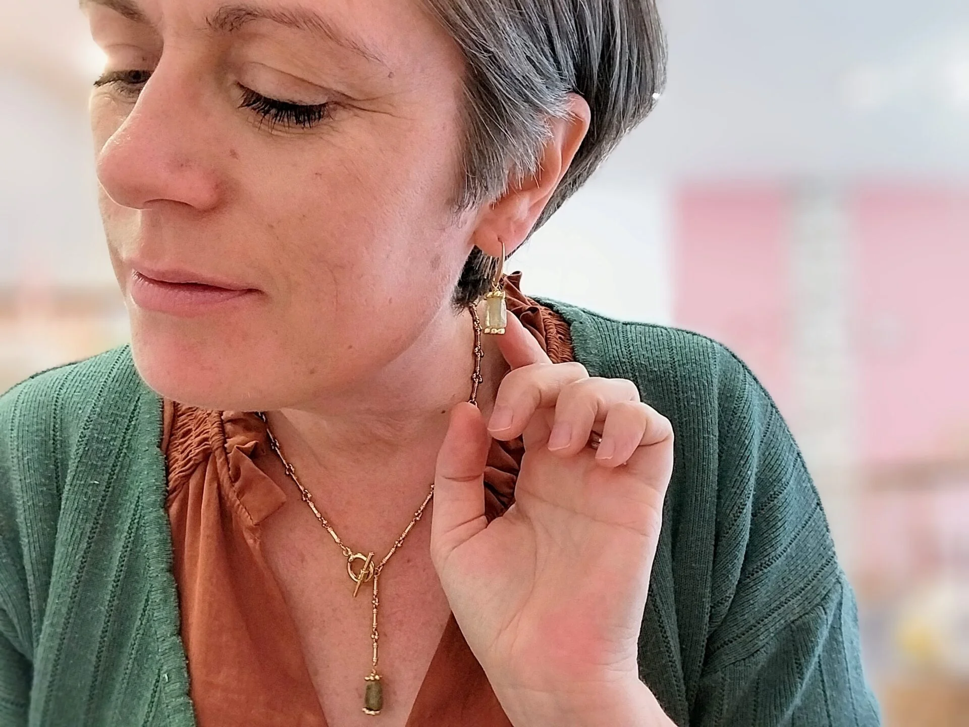 Boucles d'oreilles MAGIC grenat vert – Image 2