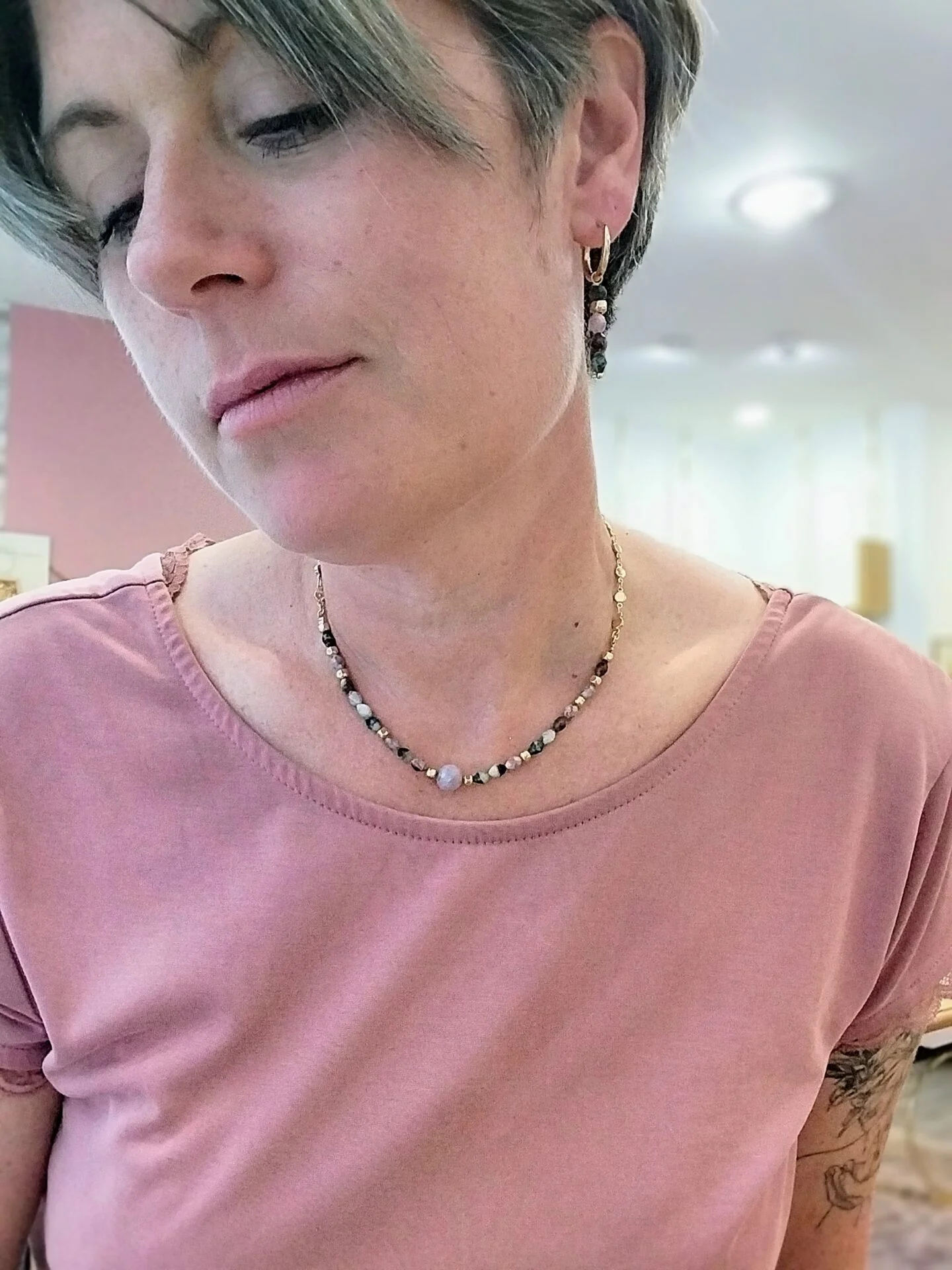 Boucles d'oreilles CIRCE pierre de lune pêche – Image 3