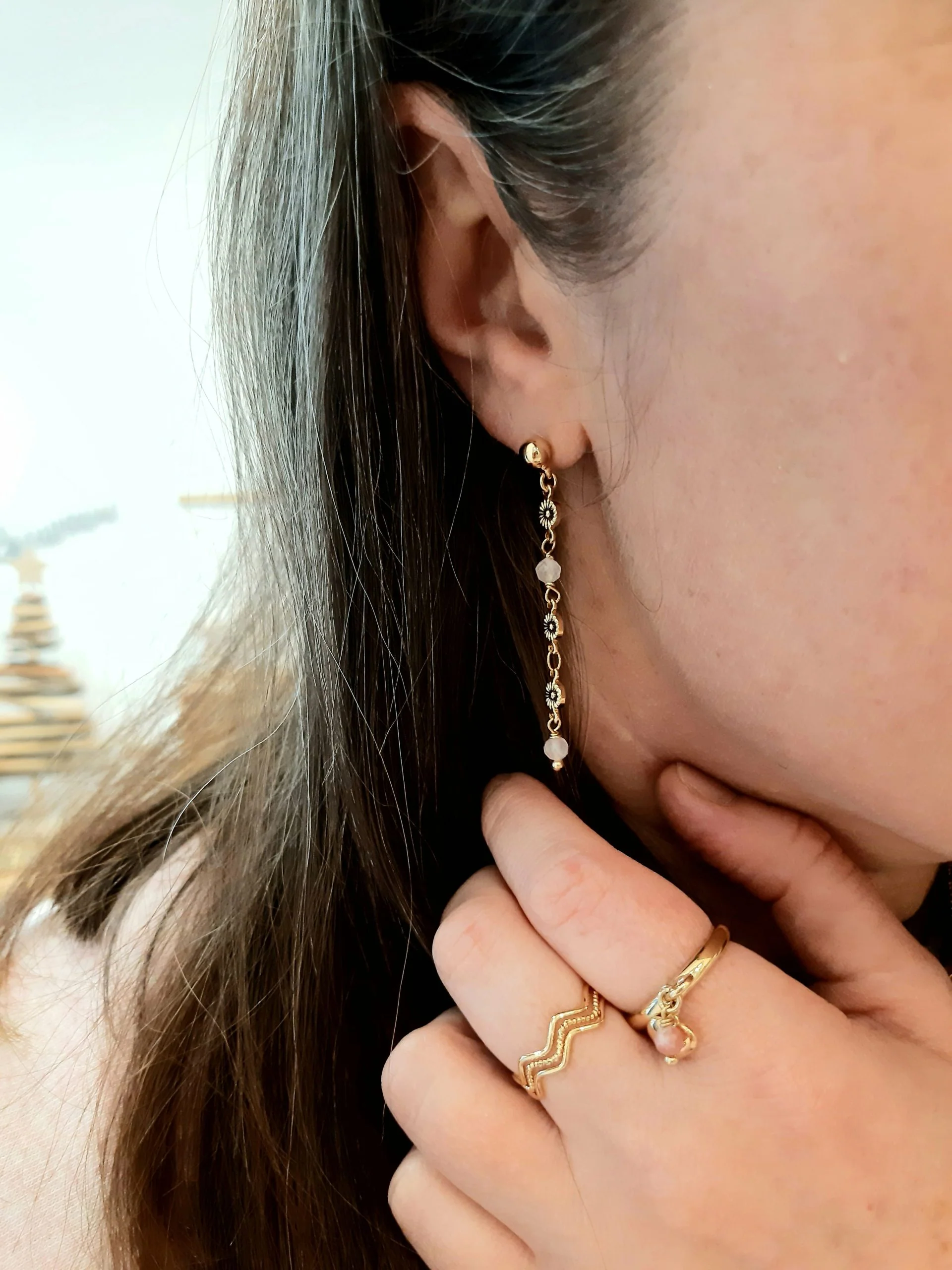 Boucles d'oreilles PRINTEMPS doré / quartz rose – Image 2